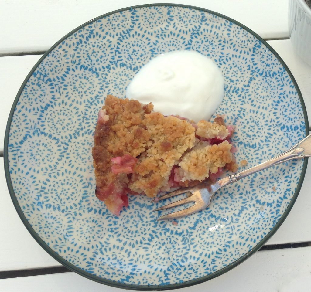 crumble med rabarbar